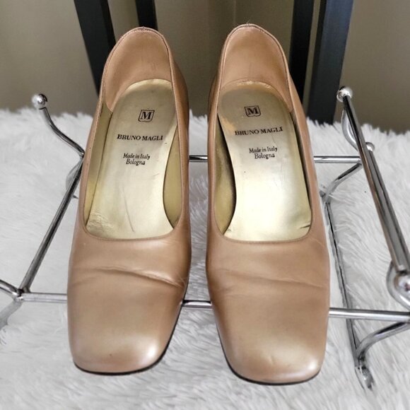 Bruno Magli Gold  Leather Women's Square Toe Pumps  Size 7 B - Picture 6 of 11
